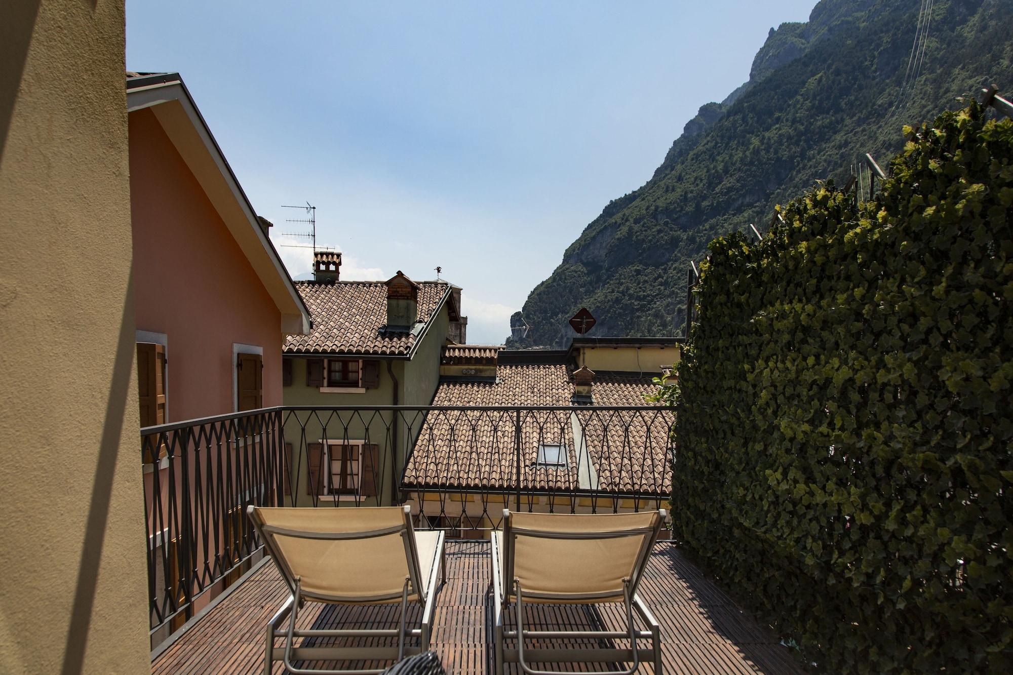 Hotel Antico Borgo Riva del Garda Exterior photo